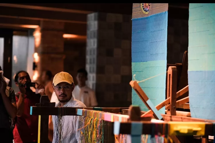 The Apurva Kempinski Bali mengumumkan kolaborasinya dengan seniman ternama Ari Bayuaji. Kemitraan luar biasa ini menandai peluncuran program &lsquo;Weaving the Ocean: Pieces of Hope&rsquo;, sebuah proyek inovatif yang terjalin artistik kecemerlangan dan kesadaran lingkungan (AG Sofyan )