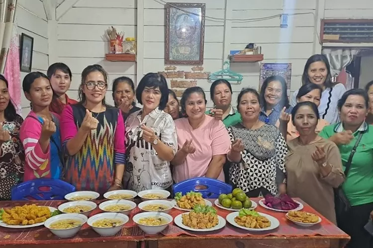 Kepala Puskesmas Sitadatada Desa Pagar Batu Kecamatan Sipoholon Bungani Sirait mengagendakan PMT kepada Balita dan Bumil  (Realitasonline.id/Alpon Situmorang)