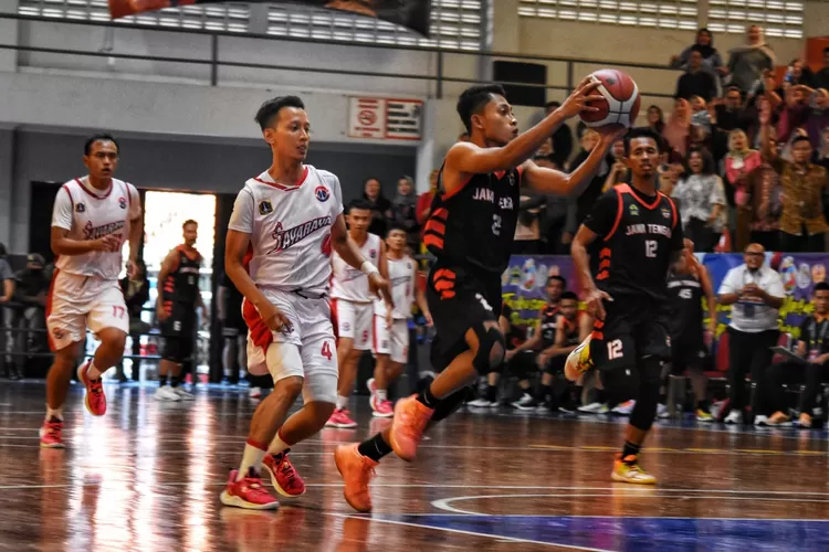 Salah seorang pemain basket Pemprov Jateng saat hendak lay up. Jateng berhasil mengalahkan DKI Jakarta dan berhak maju ke laga final. (Ayosemarang.com/ Audrian Firhannusa)