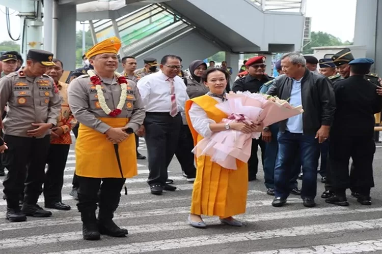 Penyambutan Kapiolda baru Irjen Pol Agung Setya di Bandara KNIA Waka Polda, PJU Poldasu, Gubsu, Bupati DS serta Kapolresta Deli Serdang Kombes Pol Irsan Sinuhaji  (Realitasonline.id/zul)