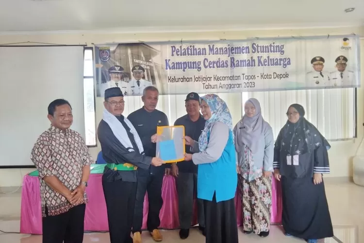 Kader PKK mengikuti Pelatihan Manajemen Stunting di aula Kelurahan Jatijajar