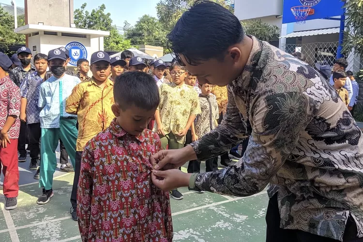 Wakil Kepala Sekolah bidang Kesiswaan dan Humas, Lugie Firdaus Agusna, S.Pd menyematkan bintang pelajar kepada siswa yang berprestasi - Foto: Humas SMP PCI