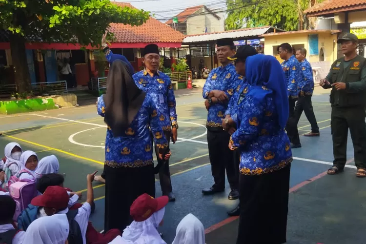 Aparatur Kelurahan Mampang saat memonitoring Masa Pengenalan Lingkungan Sekolah (MPLS) Sekolah Dasar di wilayah Mampang, Kecamatan Pancoranmas