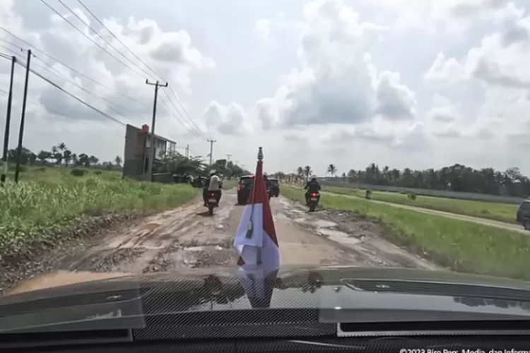 Kondisi jalanan rusak di Lampung (Tangkapan YouTube Sekretariat Presiden)
