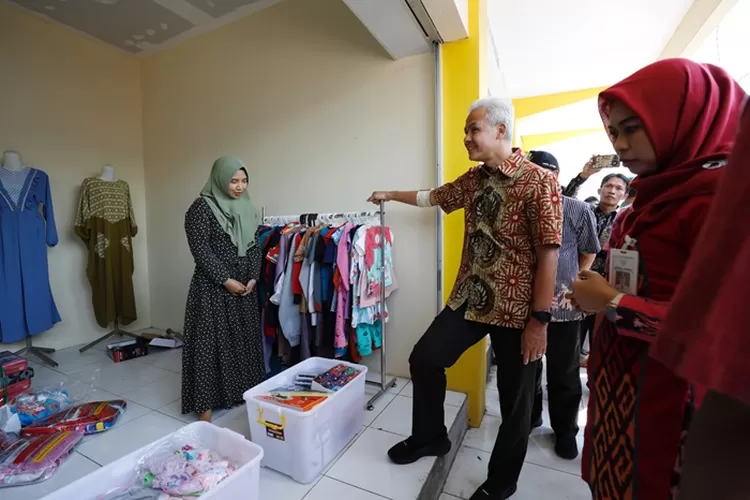 Bupati Demak dr Eisti'anah mendampingi Gubernur Jateng Ganjar Pranowo cek kios baru Pasar Wonolopo Demak