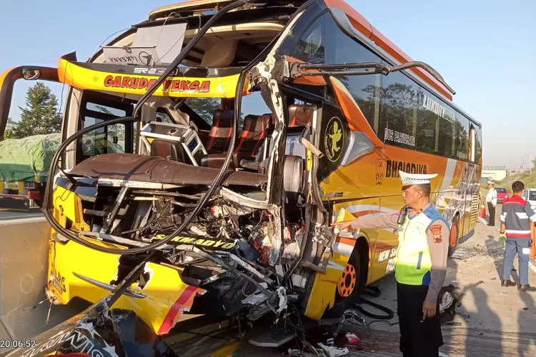 Anggota Satlantas Polres Batang saat evakuasi. Foto: dokdok.