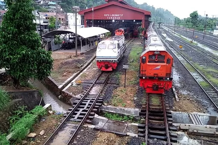 Lokomotif tengah dilangsir dari Stasiun Tarahan. (Tangkap layar Youtube/Gilang Ridho Pratama)