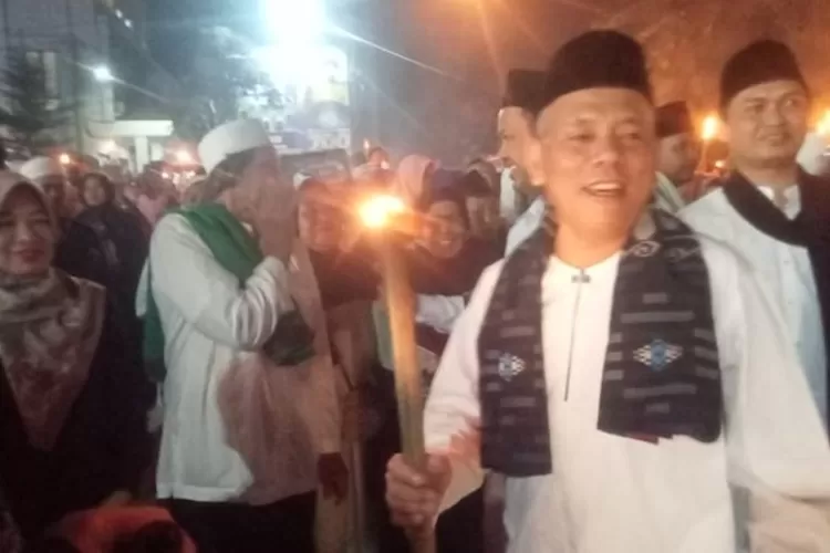 MERIAH : Camat Tapos, Abdul Mutolib membuka acara pawai obor dan dilanjutkan ziarah akbar ke makam Mbah Bayun di RW18 Kelurahan/Kecamatan Tapos, Selasa (18/7). (ANDIKA EKA/RADAR DEPOK)