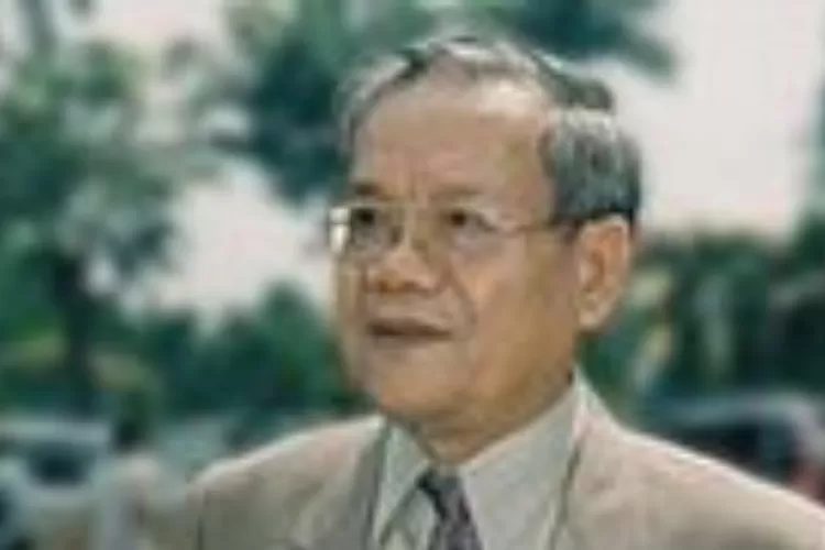 Dr. Edwar Djamaris, Kisah Inspiratif Putra Minang di Dunia Sastra Indonesia (badanbahasa.kemdikbud.go.id)