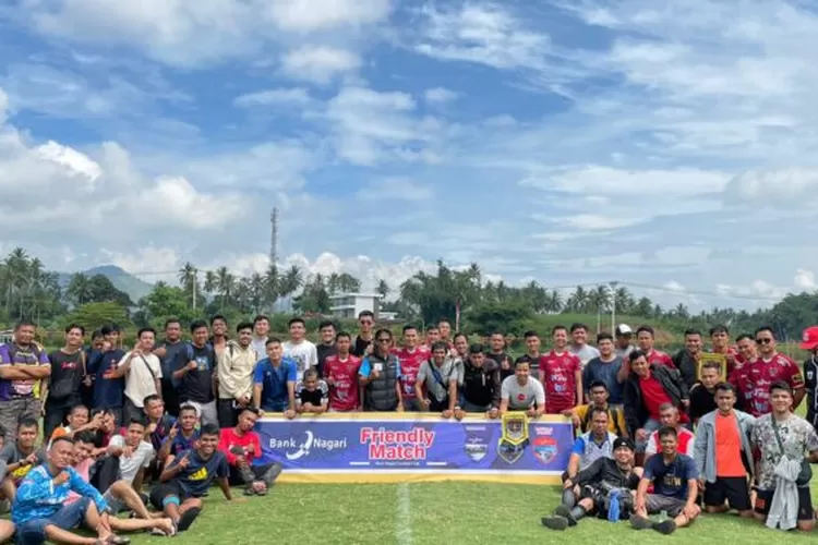 Foto bersama tim peserta pertandingan sepakbola persahabatan Bank Nagari Bukittinggi di  di Lapangan Kapten Tantawi Payakumbuh, Rabu (19/7). IST
