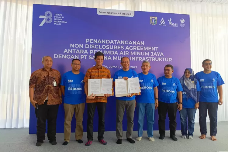 Dirut PAM Jaya Arief Nasrudin  (kelima dari  kanan) dan Dirut PT SMI Edwin Syahtulzad  menandatangani MoU  sinergi pembangunan infrastruktur  perbaikan layanan air bersih di DKI Jakarta di IPA Cilandak, Jumat (21/7/2023).4 