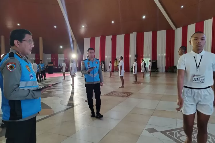 Wakapolri Komjen Agus Andrianto memimpin tahap pemeriksaan penampilan 432 calon taruna dan taruni (catar) Akademi Kepolisian (Akpol) Tahun Anggaran 2023 di Komplek Akpol Semarang. (istimewa )