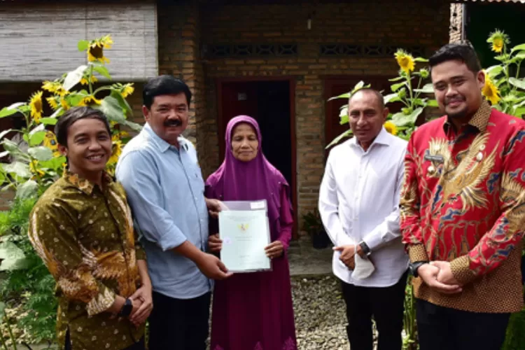Penyerahan Pendaftaran Tanah Sistematis Lengkap (PTSL) terhadap masyarakat di Sumatera Utara (Pemprov Sumut)