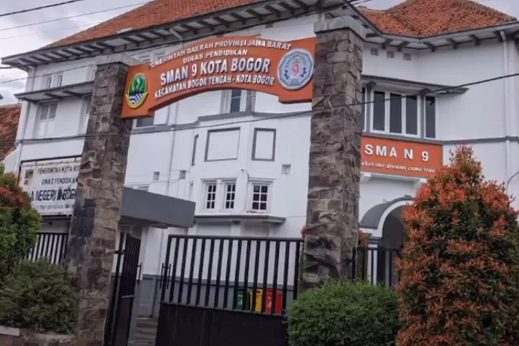 SMA Negeri di kota Bogor ini masih pertahankan bangunan zaman Belanda. Jaraknya 550 meter dari Stasiun Bogor. (Youtube.com/SMAN 9 Bogor)
