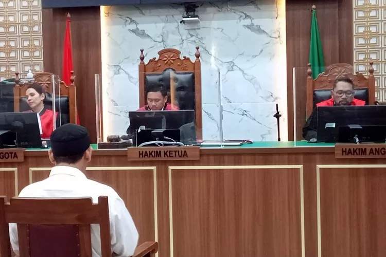 SIDANG : Terdakwa pembunuh anak, Rizky Noviyandi Achmad saat menjalani sidang pembacaan tuntutan di PN Depok, Jalan Boulevard, kawasan Grand Depok City (GDC), beberapa waktu lalu. (GERARD SOEHARLY/RADAR DEPOK)