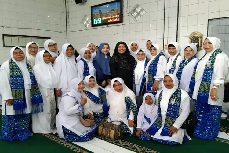 Ketua TP PKK Kabupaten Langkat Hj.Endang Kurniasih Syah Afandin bersama ibu-ibu pengajian BKMT Tanjung Pura  (Realitasonline.id/AA)