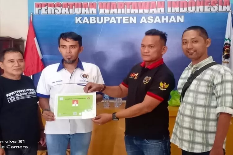 Ketua PWI Asahan Indra Sikoembang didampingi pengurus saat menyerahkan Sertifikat dan Kartu UKW kepada wartawan kompeten tingkat muda (Realitasonline.id/HS)