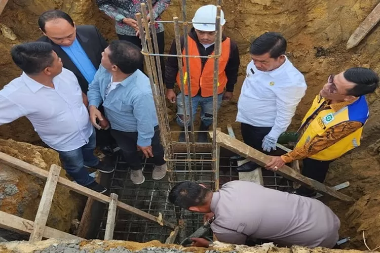 Bupati Simalungun saat memukai oembangunan kantor Camat Purba  (Realitasonline.id/SS)