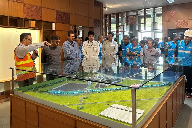 Jajaran Komisaris dan Direksi PT PLN (Persero) sedang melakukan monitoring di PLTU Batang 2 x 1.000 MW didampingi jajaran direksi PT Bhimasena Power Indonesia. (Foto: dok)