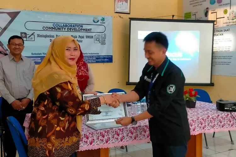 : Perwakilan Stie MBI memberikan ucapan terima kasih kepada stakeholder Kelurahan Cipas atas bantuanya dalam menyelesaikan tugas di aula Kelurahan Cipas