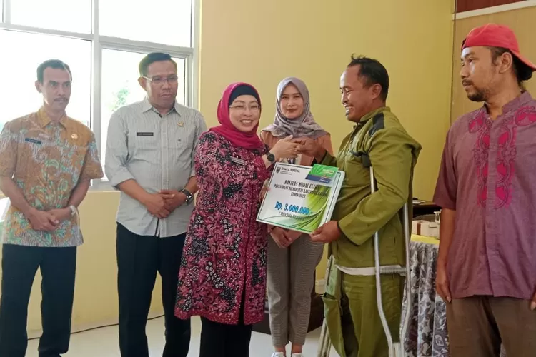Penjabat Bupati Batang Lani Dwi Rejeki menyerahkan bantuan modal usaha kepada penyandanh disabilitas. Foto: Muslihun kontributor Batang.