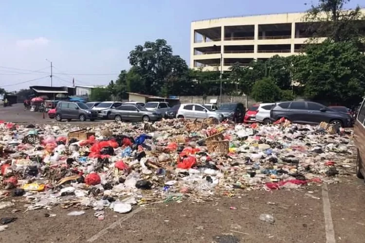 BERSERAKAN DAN BARU : Sebuah unggahan di media sosial (Medos) facebook (FB) akun Info Depok, dinarasikan Terminal Depok berubah menjadi tempat pembuangan sampah. (FOTO FB)