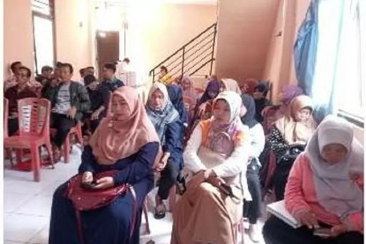 Sejumlah wagra Kelurahan Ratujaya mengikuti pelatihan memilah sampah.