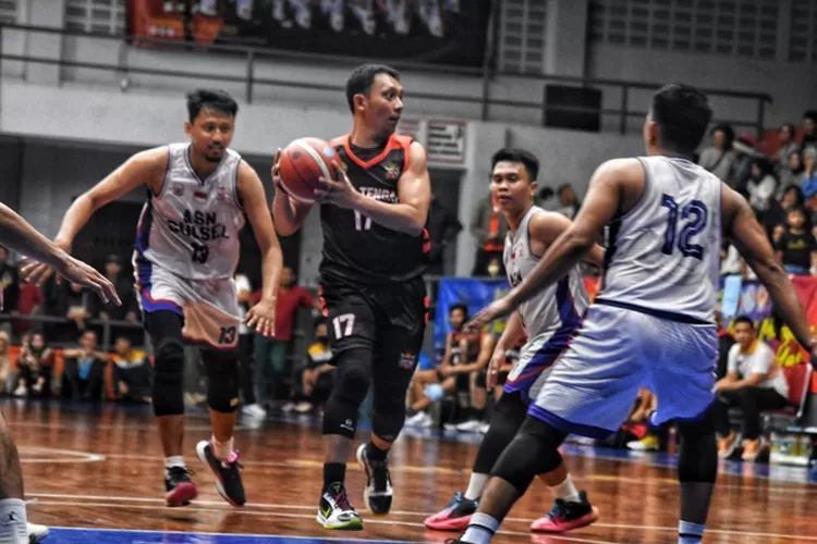 Pemaim tim basket Pemprov Jateng dikepung oleh pemain Sulsel dalam laga final Pornas Korpri. Jateng harus mengakui ketangguhan Sulsel.  (Ayosemarang.com/ Audrian Firhannusa)