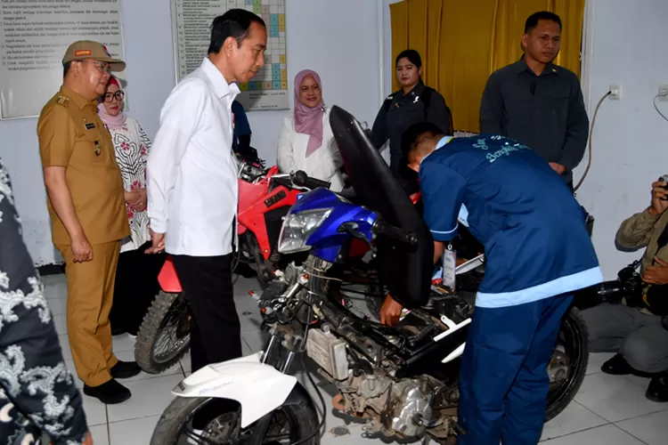 Presiden Jokowi meninjau kegiatan belajar mengajar di SMKN 2 Bengkulu. (BPMI Setpres/Rusman)