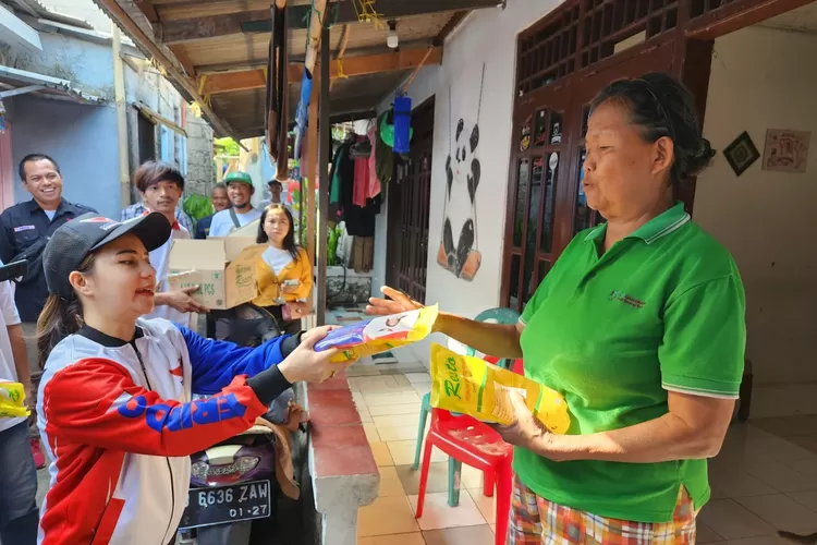 Bacaleg Partai Perindo untuk DPRD Kota Depok dari Dapil Pancoranmas, Tati Sri Hardina, memberikan paket 400 liter minyak goreng gratis kepada warga Kampung Malela, RT1, RT2, RT3/18 Kelurahan Depok.  (Tati Sri Hardina For Radar Depok )