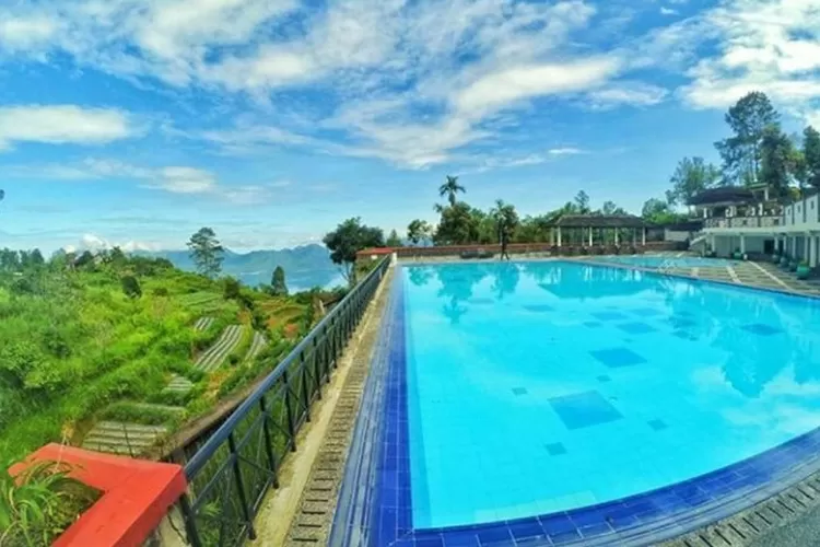 Lake view Danau Maninjau dari area kolam renang di Parkside Nuansa Maninjau Resort.  (Dok Tiket.com)