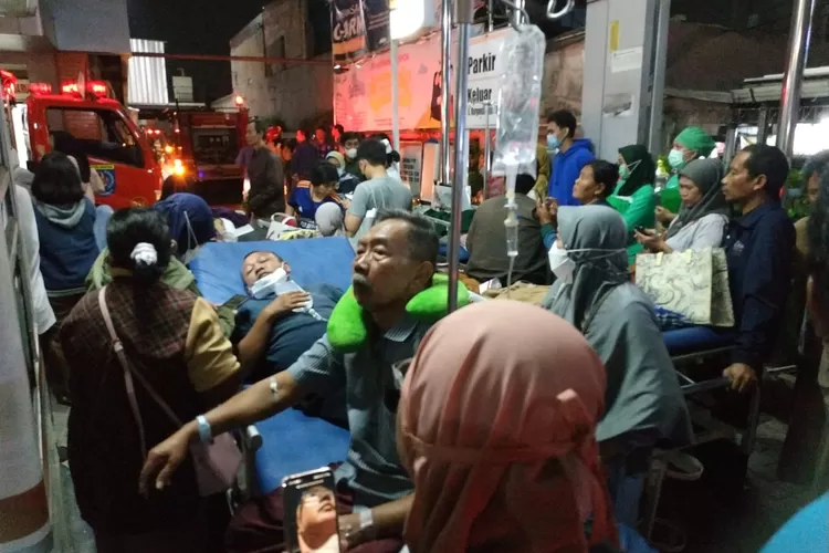 Sejumlah pasien dievakuasi akibat kebakaran di Rumah Sakit Hermina Depok  (Ist)