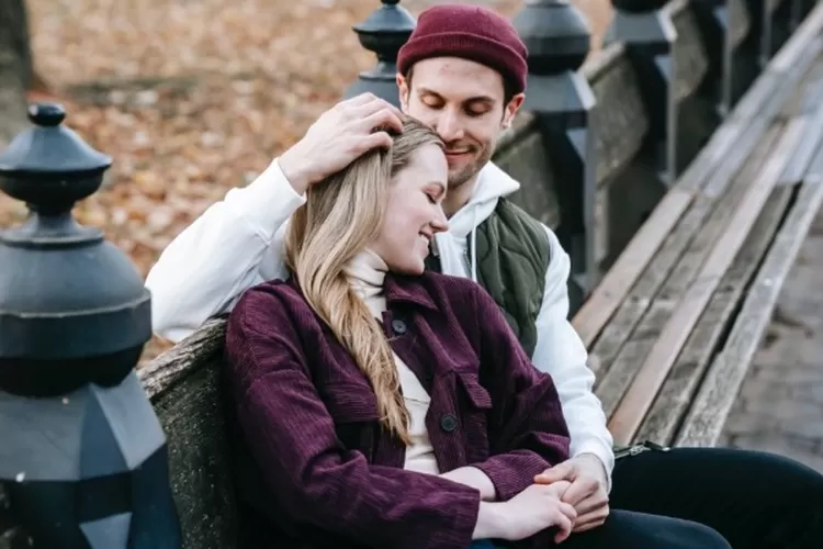 Ilustrasi cara menjadi wanita yang dihargai dan dihormati oleh pria supaya diratukan oleh pasangan (Pexels/Katerina Holmes)