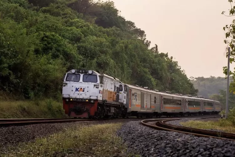 Perjalanan menggunakan kereta api (Instagram/@keretaapikita)