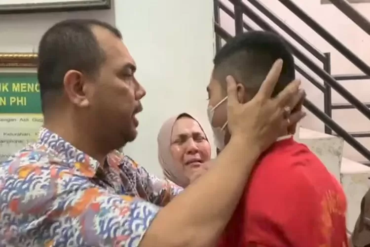 Elvi (Ibu korban) terharu menangis ketika Zulkifli (ayah korban) memeluk terdakwa Adit saat hendak pamitan dan minta maaf (Realitasonline.id/ap)