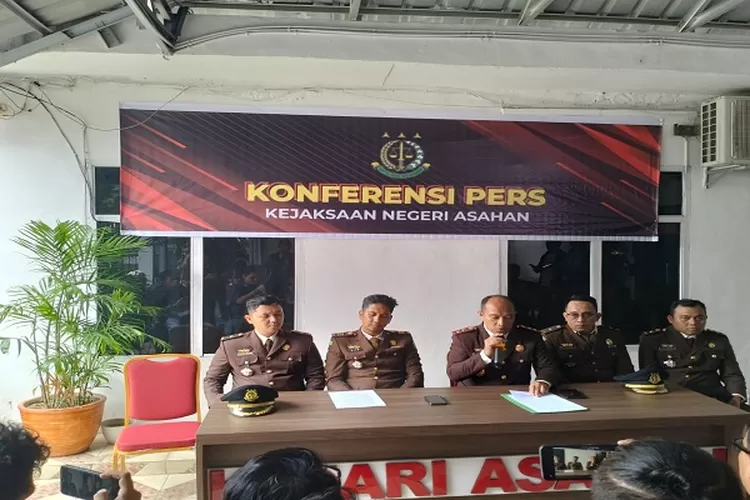Kajari Asahan Dedyng Wibiyanto Atabay didampingi Kasi Datun Cristian Sinulingga, Kasubagbin Yosua Parlaungan Lb Tobing, Kasi BB Juleser Simare-mare dan Kasi Intel Aguinaldo Marbun saat konfrensi pers terkait kinerja selama Januari-Juni 2023 (Realitasonline.id/HS)