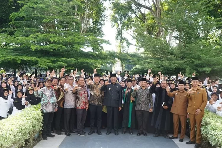 Plt Bupati Langkat Syah Afandin bersama 679 PPPK usai menyerahkan SK pengangkatan dan pengambilan sumpah  (Realitasonline.id/AA)