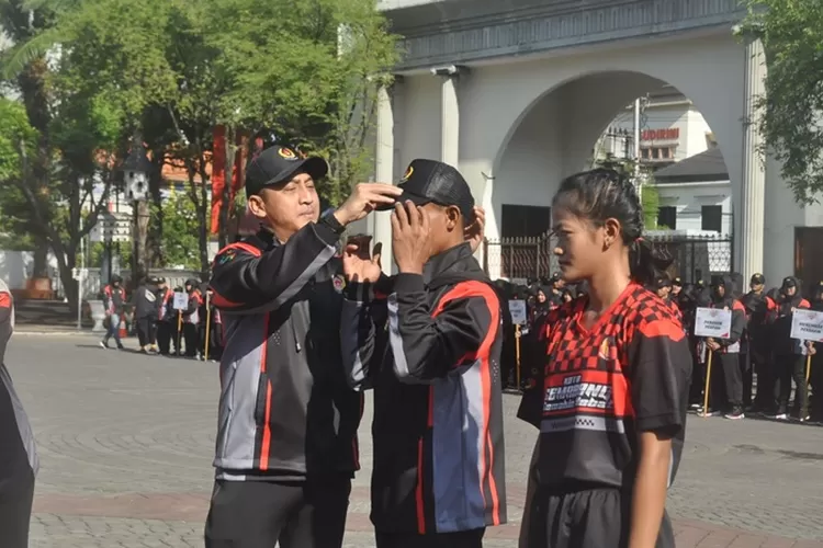 Ketua KONI Semarang Arnaz Agung Andrarasmara saat melepas atlet Porprov di Halaman Balaikota.  (KONI)