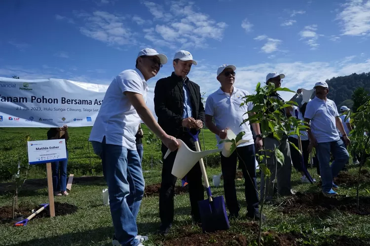 Wakil Wali Kota Bogor Dedie Rachim dalam acara penanaman pohon di KM 0 Ciliwung sebagai upaya normalisasi Sungai Ciliwung. (Pemkot Bogor)
