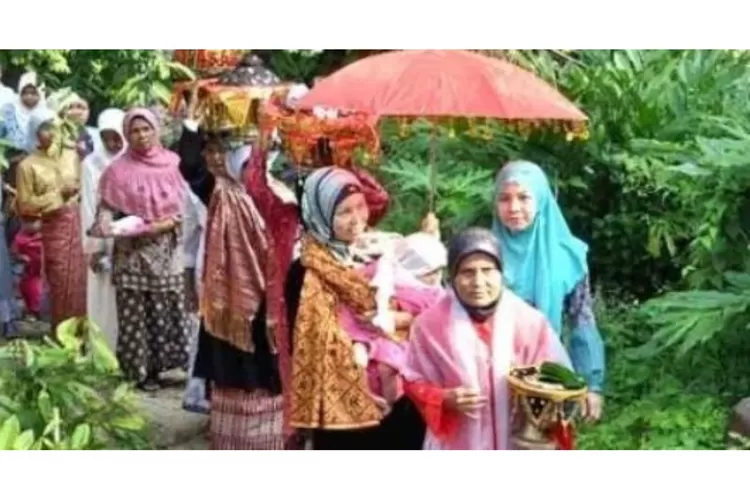 Potret Tradisi Turun Mandi di Minangkabau (budaya-indonesia.org)