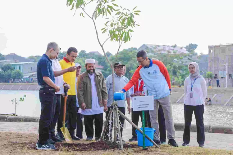 Pj Gubernur DKI Jakarta Heru Budi Hartono ( kanan) bersama jajaran dan pimpinan pihak swasta menanam pohon menandai peresmian penataan kawasan  Waduk Kampung Rambutan II, Jumat (21/7/2023)