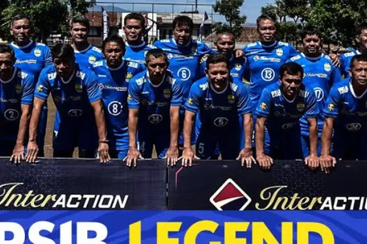 Sejumlah legenda klub sepakbola Persib Bandung menggelar pertandingan persahabatan dengan klub sepakbola kampung di Lapangan Tinaragung, Sagalaherang, Kabupaten Subang.  (Istimewa )
