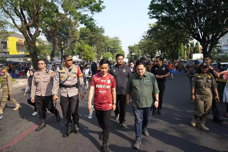 Ketua Umum PSSI Erick Thohir meninjau seleksi para calon pemain Timnas U-17 asal Jawa Tengah di Stadion R Maladi.
