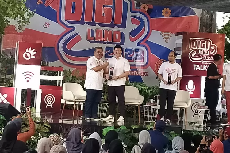 Chef Arnold Poernomo (tengah) saat menerima plakat dari Executive Vice President Telkom Regional V Jatim Bali Nusra, Teddy Hartadi (kiri) usai menjadi pembicara dalam talkshow Digiland 2023
