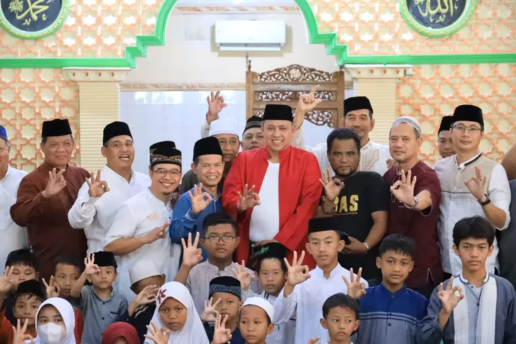 Plt Wali Kota Bekasi Tri Adhianto menghadiri santunan anak yatim. (Pemkot Bekasi)