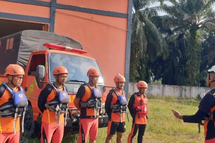 Tim SAR Pos Bungo saat hendek menuju lokali tenggelamnya seorang kakek berusa lanjut 98 tabun saat mencari bambu yang terjatuh dari perahu dan tenggelam di Sungai batanghari, Jambi. (ANTARA/HO/Humas Basarnas Jambi)