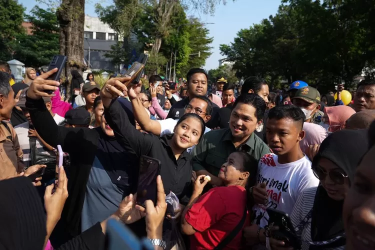 Warga berebut foto dengan Erick Thohir di Solo.
