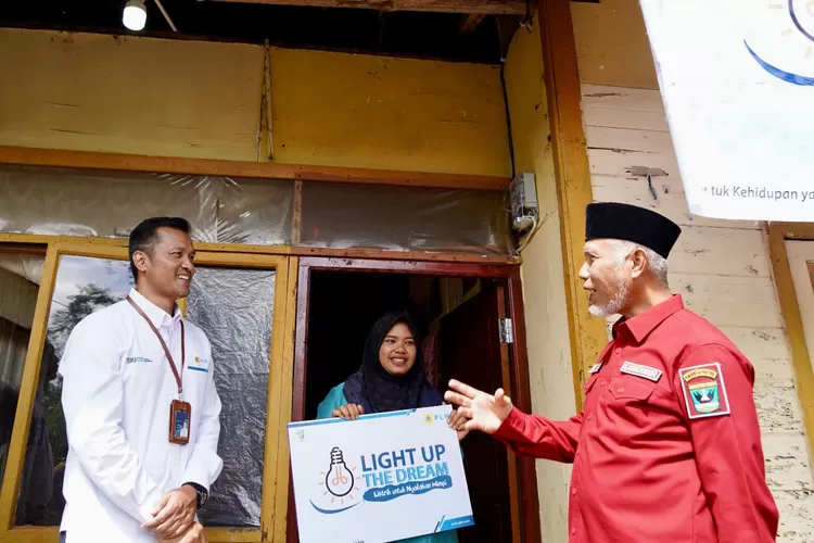 Gubernur Sumbar Mahyeldi Ansharullah bersama GM PLN UID Sumbar. (Humas PLN )