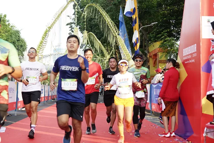 Para pelari bersemangat mengikuti Friendship Run yang mengambil start dan finish di Alun-alun Kota Surabaya. (dok)