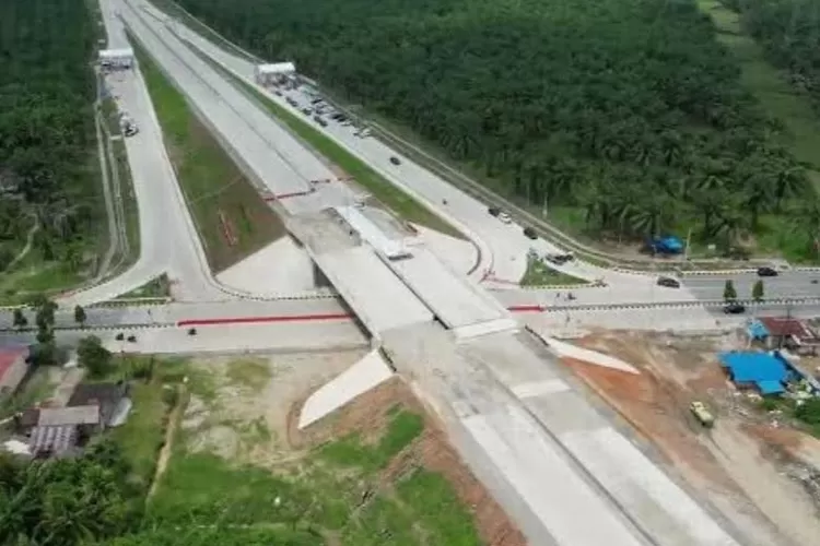 Progres pengerjaan Jalan Tol Binjai Langsa di Sumatera.  (Layar Tangkap YouTube Masbro Tutorial Official )